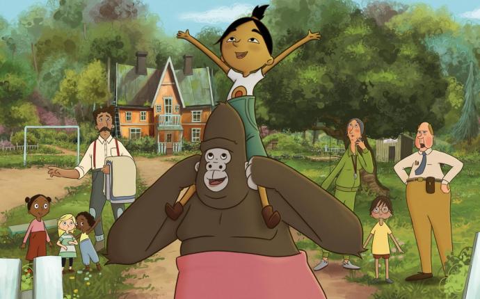 Stillbild från tecknade filmen Apstjärnan. En flicka rider på en gorillas axlar. I bakgrunden står barn och vuxna och ett gult hus.