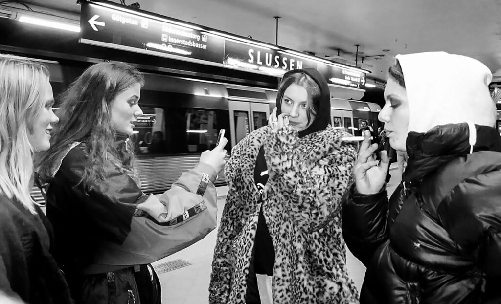 Svartvit bild, tjejer på Slussens tunnelbanestation.