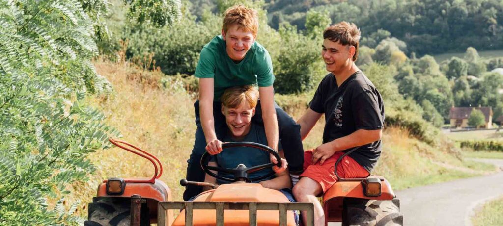 Tre killar på en traktor