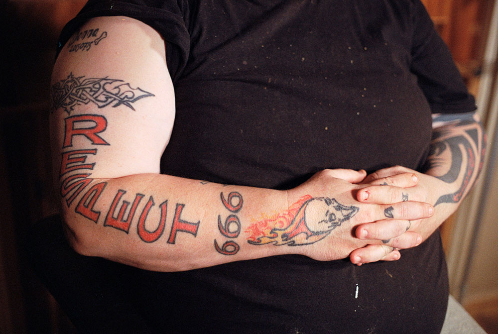 En arm med många tatueringar.