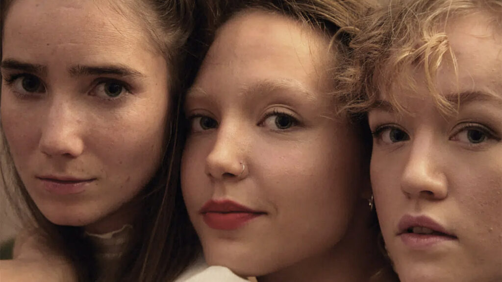 Tre unga tjejer i närbild.