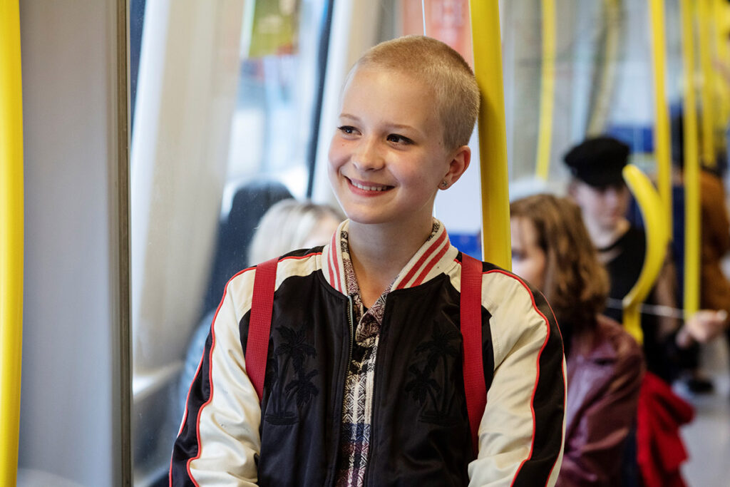 En tjej med kortrakat hår på en buss.